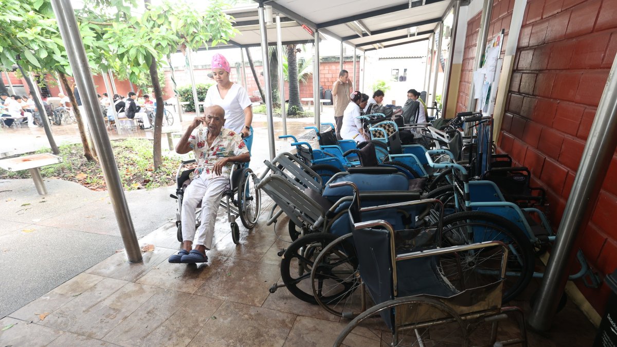 Varias sillas de ruedas defectuosas se encuentran en medio del paso