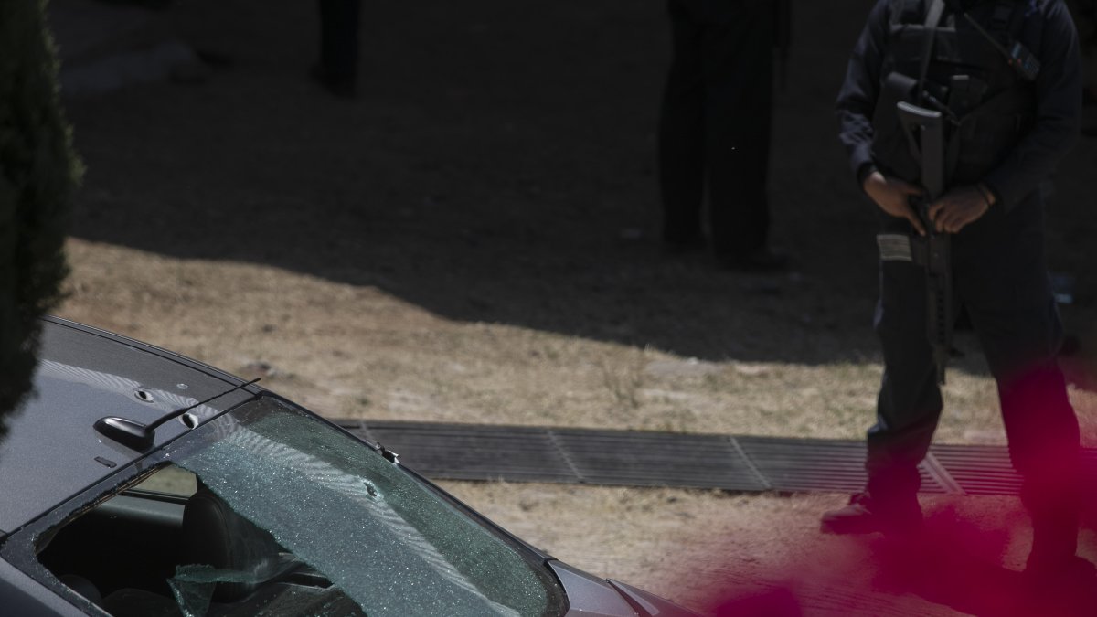 En la imagen, un ataque contra el conductor de un vehículo en una ciudad mexicana.