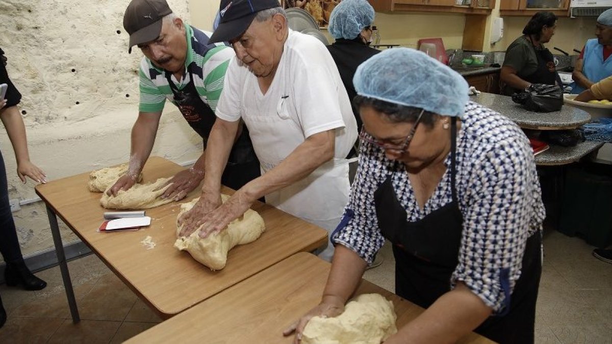 Para adultos mayores hay cursos de repostería.