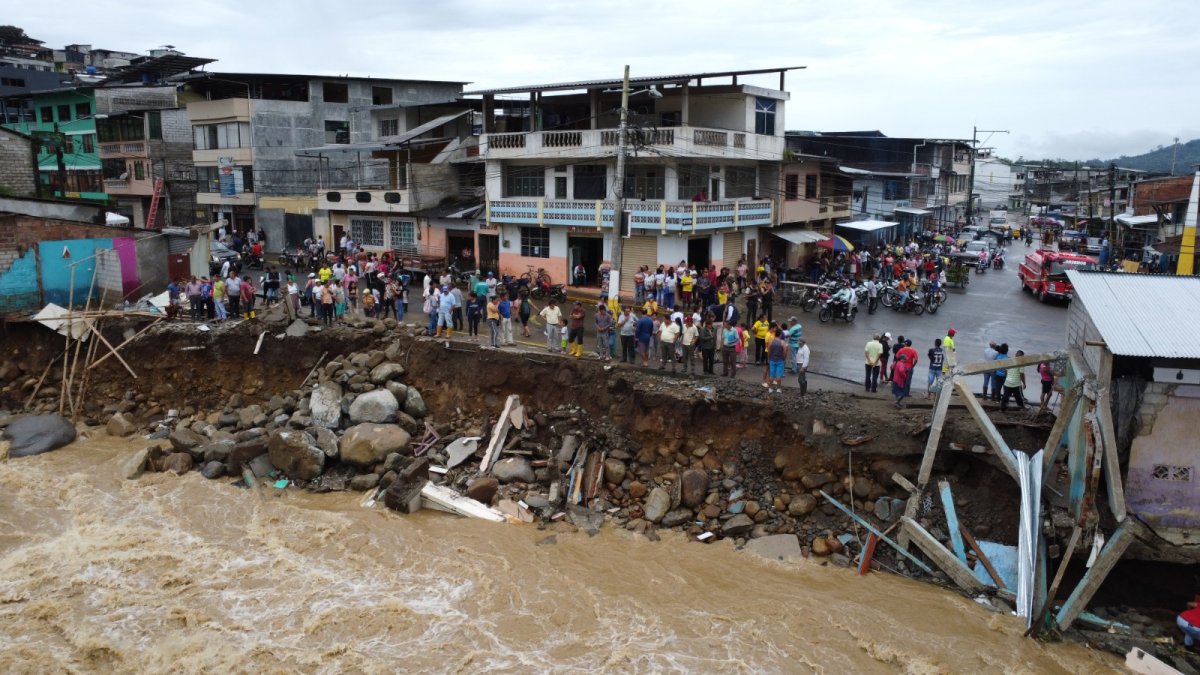 Moradores y curiosos observan el sitio donde estaban ubicadas cinco inmuebles que fueron arrasados por la creciente del río en Echeandía, Bolívar.