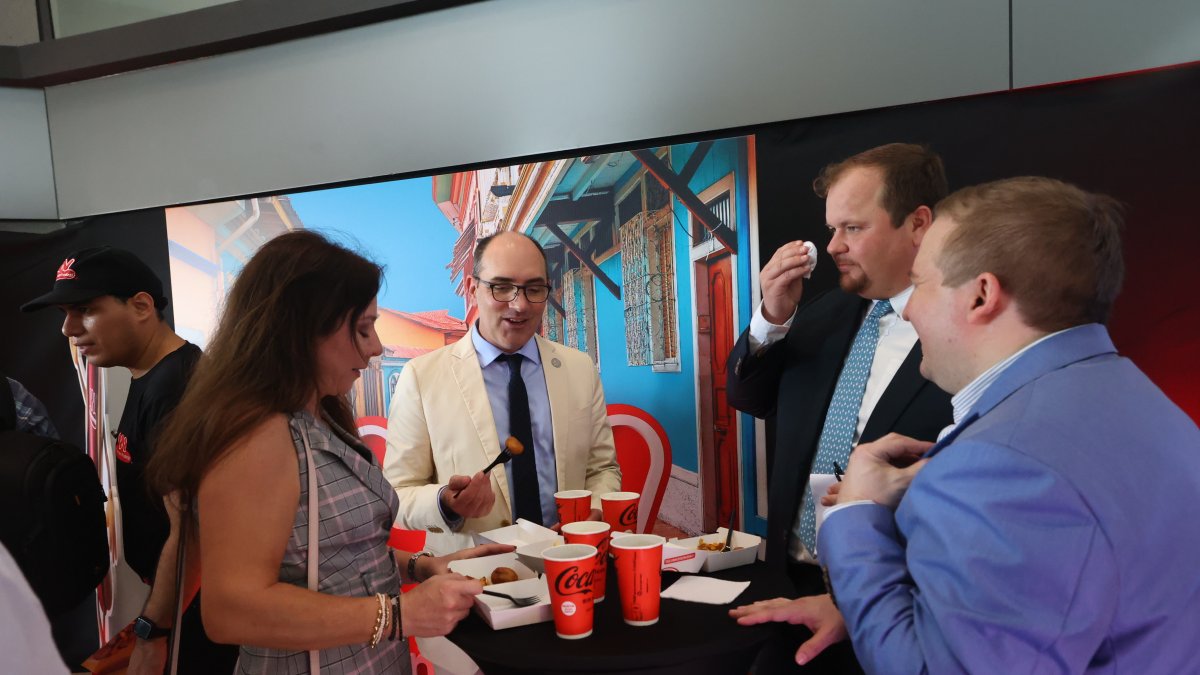 Guayaquil. El cónsul general de Estados Unidos, Erik Martini (izq.), en la inauguración de Wienerschnitzel.