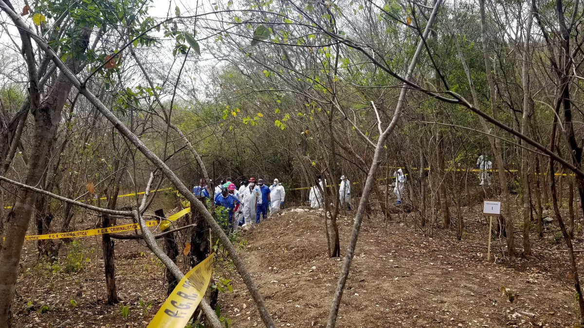 Familiares de desaparecidos que trabajan en la exhumación de fosas clandestinas en México.