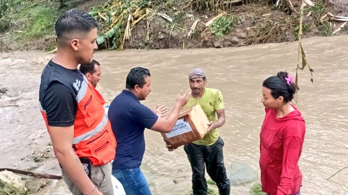Acto. La entrega de ayuda en algunos casos se dificulta por las condiciones climáticas.