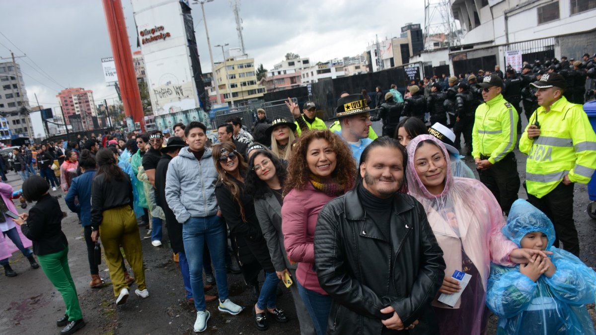 Los fanáticos de El sol de México llegaron desde temprano a su cita.