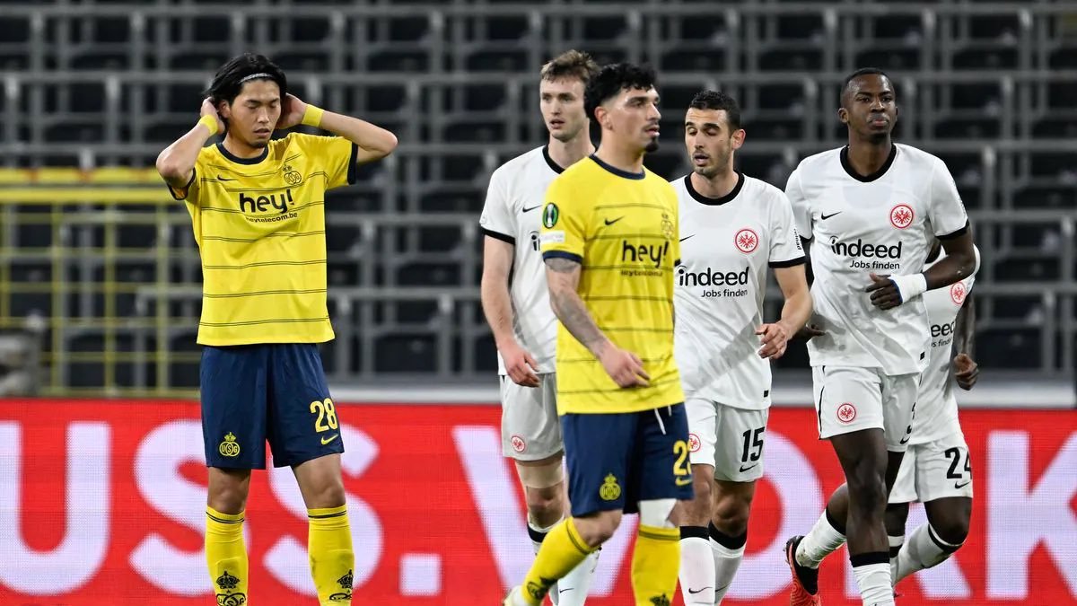 El defensa ecuatoriano William Pacho (d) es habitual titular en Eintracht Frankfurt