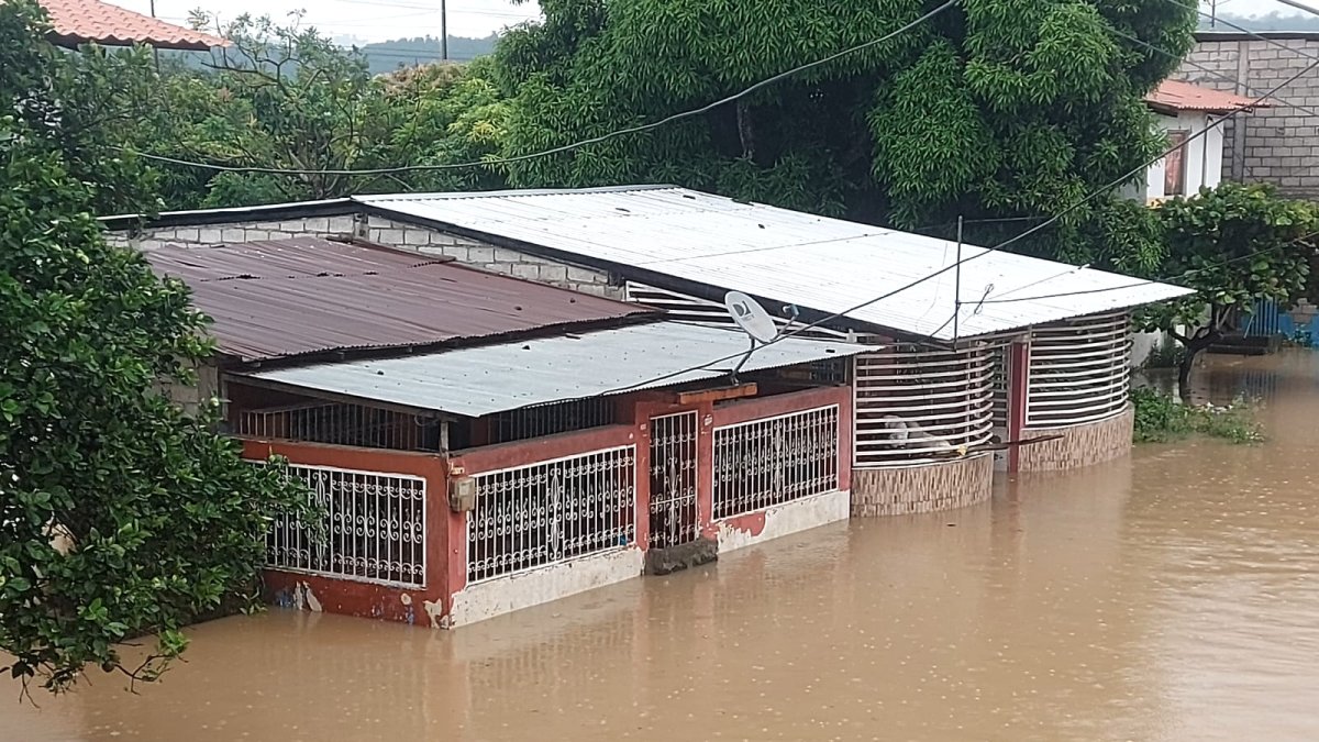 Varias familias dejaron sus viviendas por la gran cantidad de agua acumulada y el riesgo de que incremente la fuerza del caudal de los ríos.