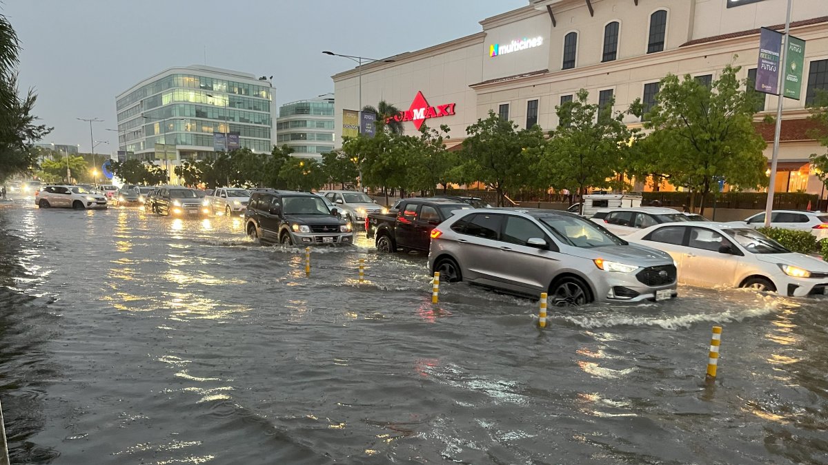 Avenida Samborondón. Ese fue el panorama en la arteria principal, cerca del sector Los Arcos. Hubo quejas por el tráfico que se complicó todavía más.
