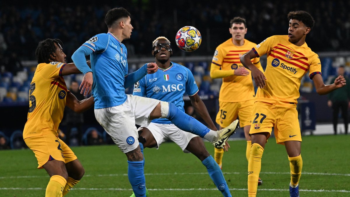 Olivera (2-i), defensor de Napoli, y Victor Osimhen (c), defensor de Napoli, en acción durante la Ronda de la Liga de Campeones de la UEFA.