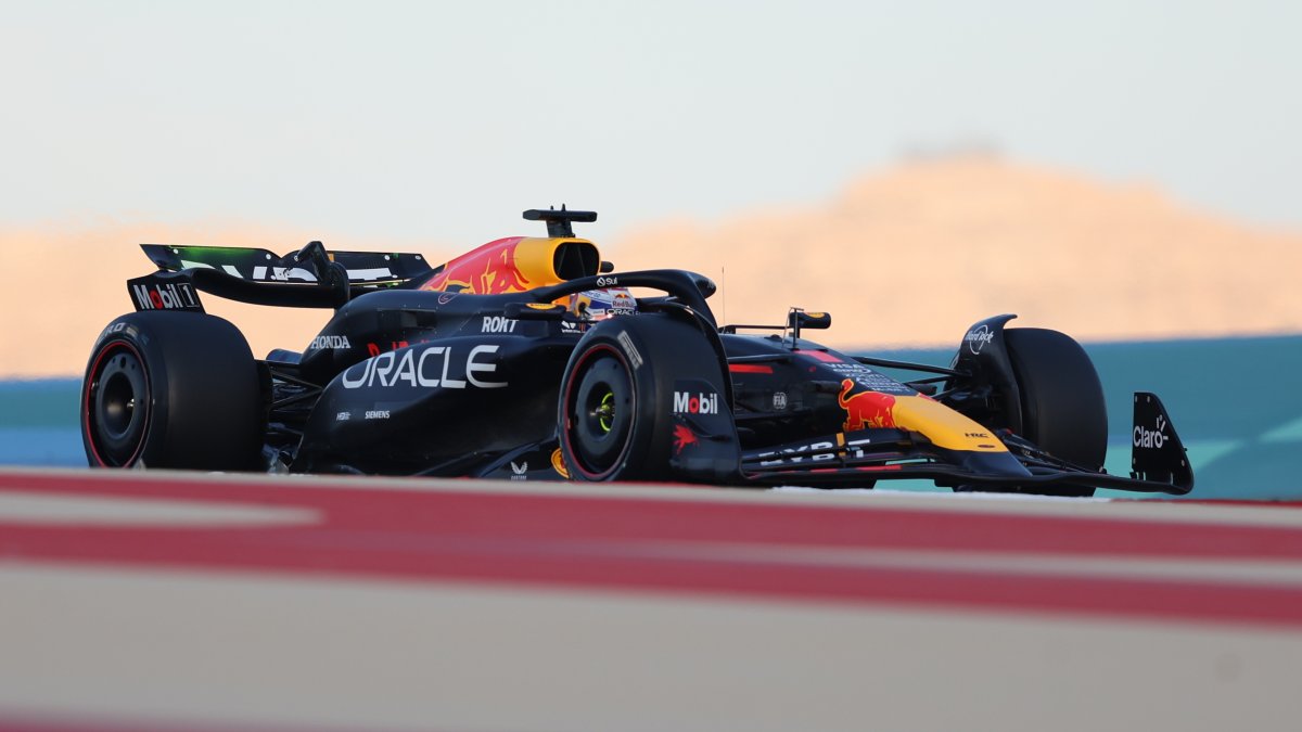 Verstappen dirige su coche durante las pruebas de pretemporada para la temporada de Fórmula uno 2024 en el Circuito Internacional de Bahréin en Sakhir.