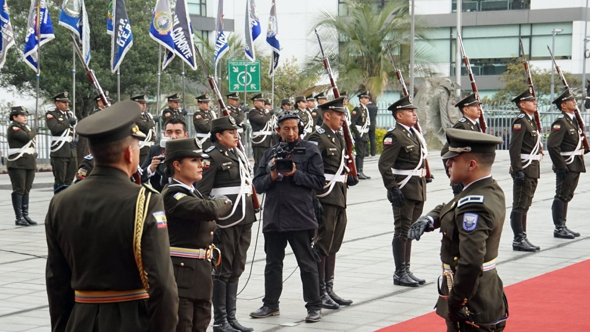 Escolta. Marciales y solemnes, los oficiales entrantes y salientes de la escolta legislativa intercambian armas e instrucciones a grito pelado.
