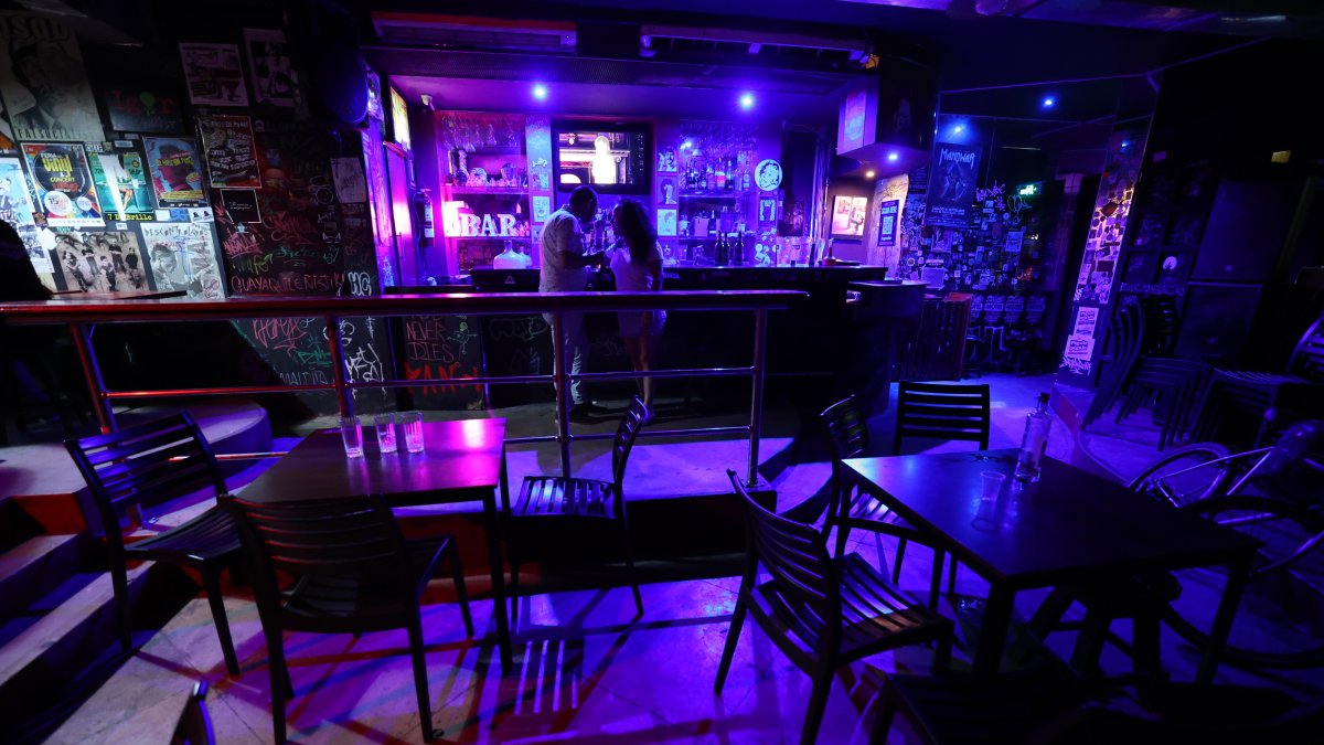 Afectación. Debido a la inseguridad y toque de queda, la atención en centros nocturnos se ha visto mermada.