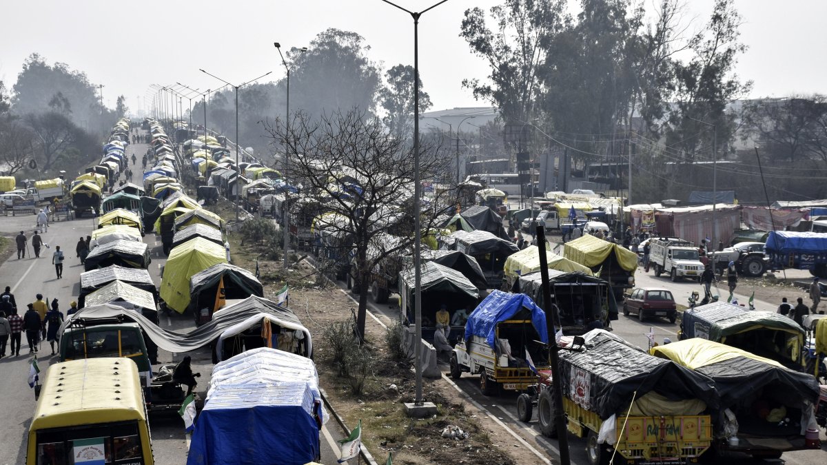 Los agricultores indios y sus tractores mientras esperan reanudar su marcha de protesta en el punto fronterizo de Haryana-Punjab en Shambhu, a 250 kilómetros de Delhi.