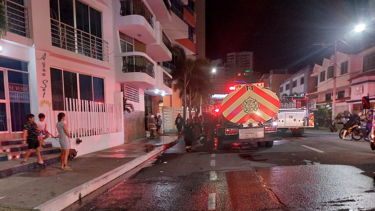 Voraz incendio en el malecón de Salinas