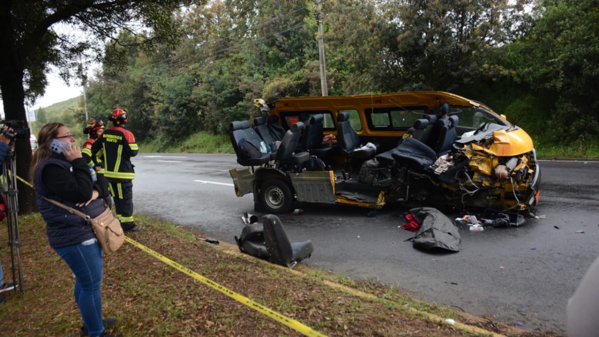 Un menor falleció en este accidente de tránsito. La furgoneta en la que se transportaba quedó destrozada