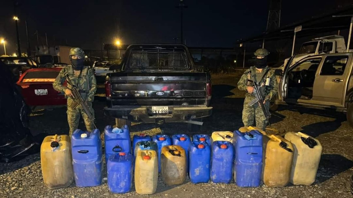 Miembros de la armada con el material incautado.