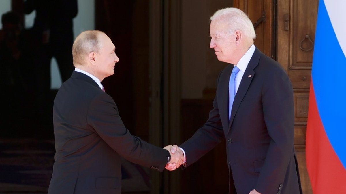El presidente de EEUU Joe Biden (d) y el líder ruso Vladimir Putin (i) en la cumbre que celebraron en Ginebra en 2021.