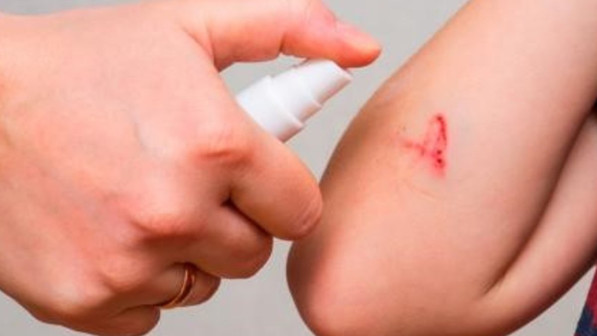 Su combinación de ingredientes, que incluye óxido de zinc y alcohol boricado, proporciona propiedades antisépticas, astringentes y calmantes que favorecen la cicatrización y alivian la inflamación.