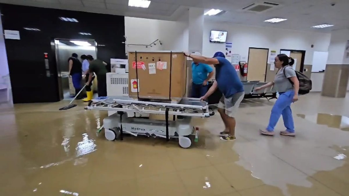 Neonatos fueron trasladados en botes tras colapso de hospital.