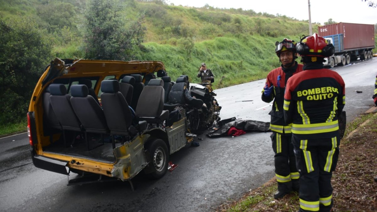 Un niño perdió la vida en el siniestro vial entre una furgoneta escolar y un tráiler.