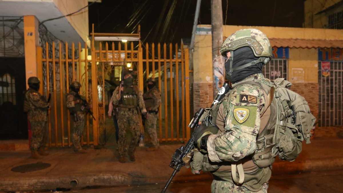 La presencia militar en Guayaquil se mantiene. Pese a ello, los crímenes no cesan.