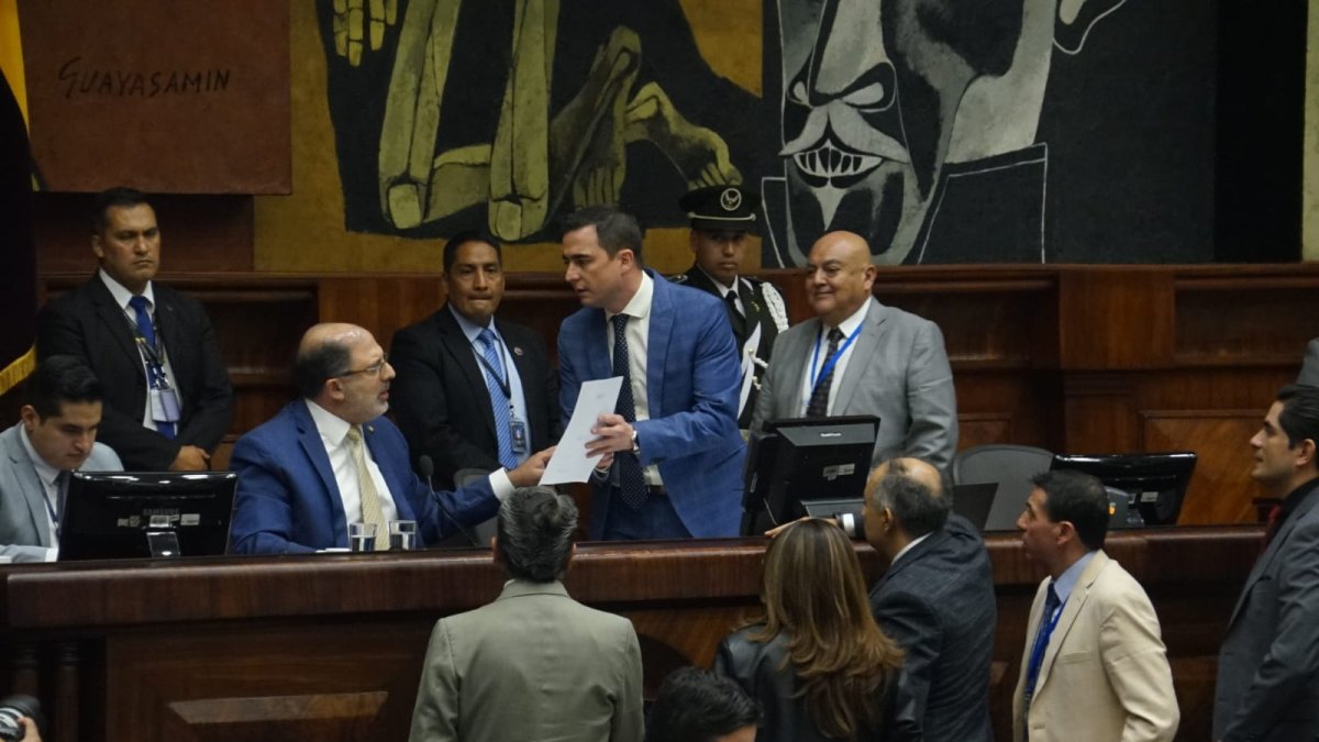 Henry Kronfle, presidente del Legislativo, suspendió la sesión.