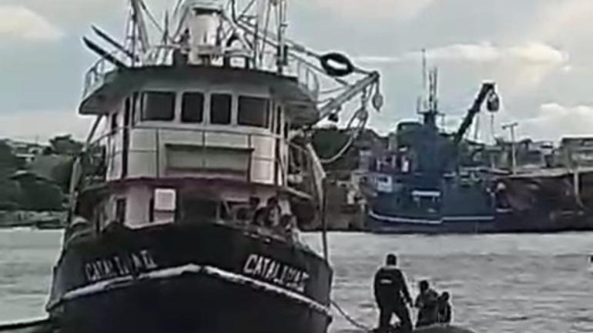 Durante la operación se pudo evitar que la embarcación quede varada.