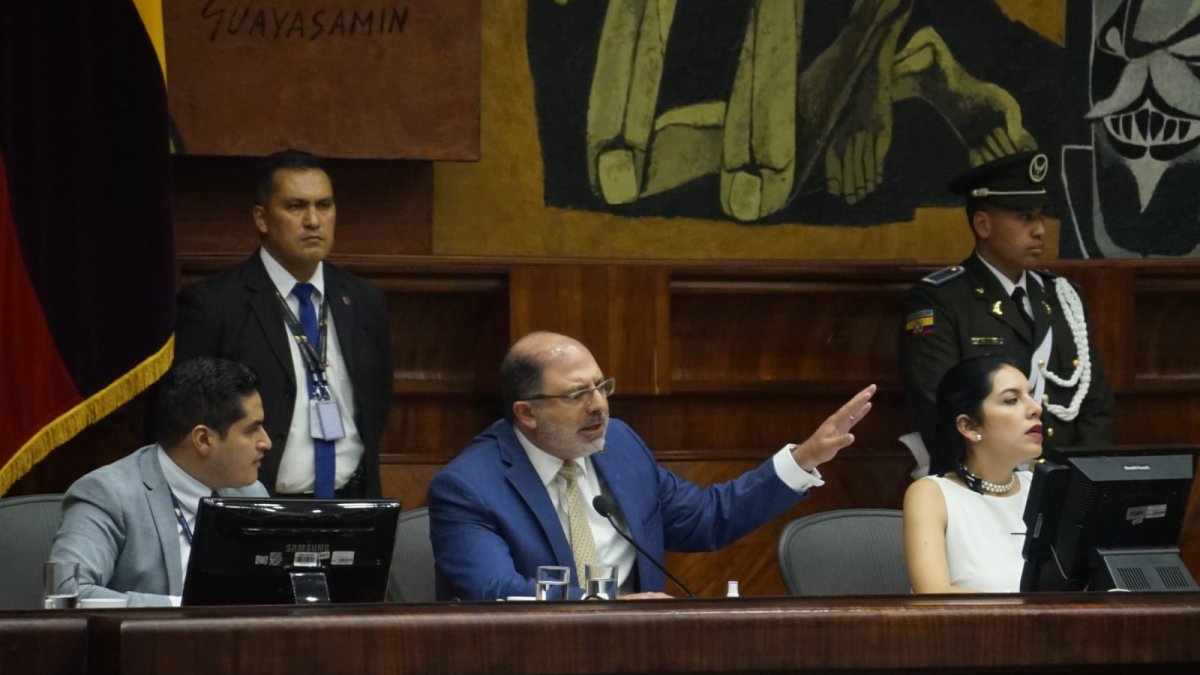 El presidente de la Asamblea Nacional Henry Kronfle, suspendió la sesión del Pleno que trataba las reformas al COIP