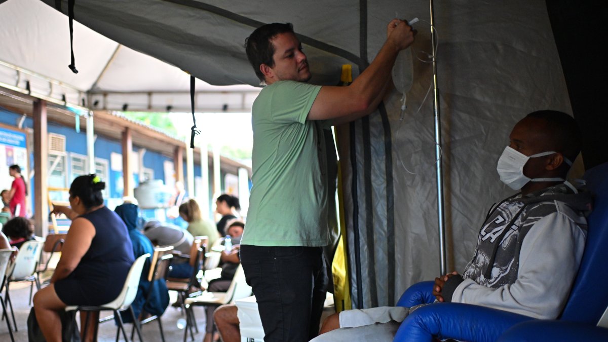 Un hombre recibe atención médica en una tienda de campaña para tratar casos sospechosos de dengue en la región administrativa de São Sebastião, a las afueras de Brasilia (Brasil).