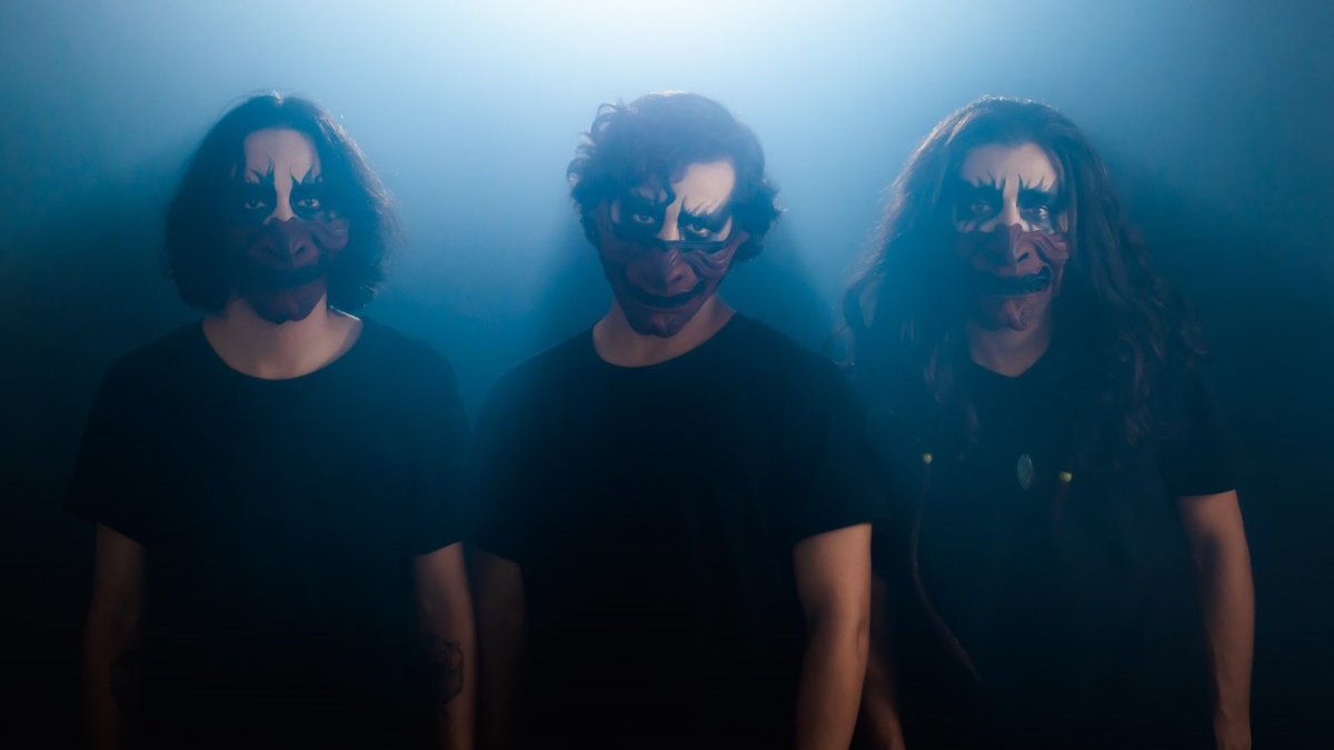 De izquierda a derecha: Fabricio Carriel (batería), Andrés Echanique (guitarra) y John Villamar (bajo).