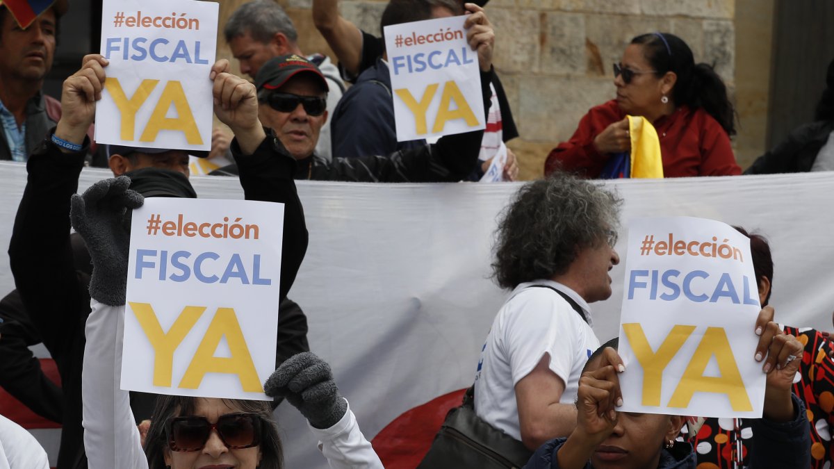 Simpatizantes del presidente Gustavo Petro, se manifiestan para pedir la pronta elección de fiscal general de la nación, este jueves en la Plaza de Bolívar en Bogotá (Colombia).