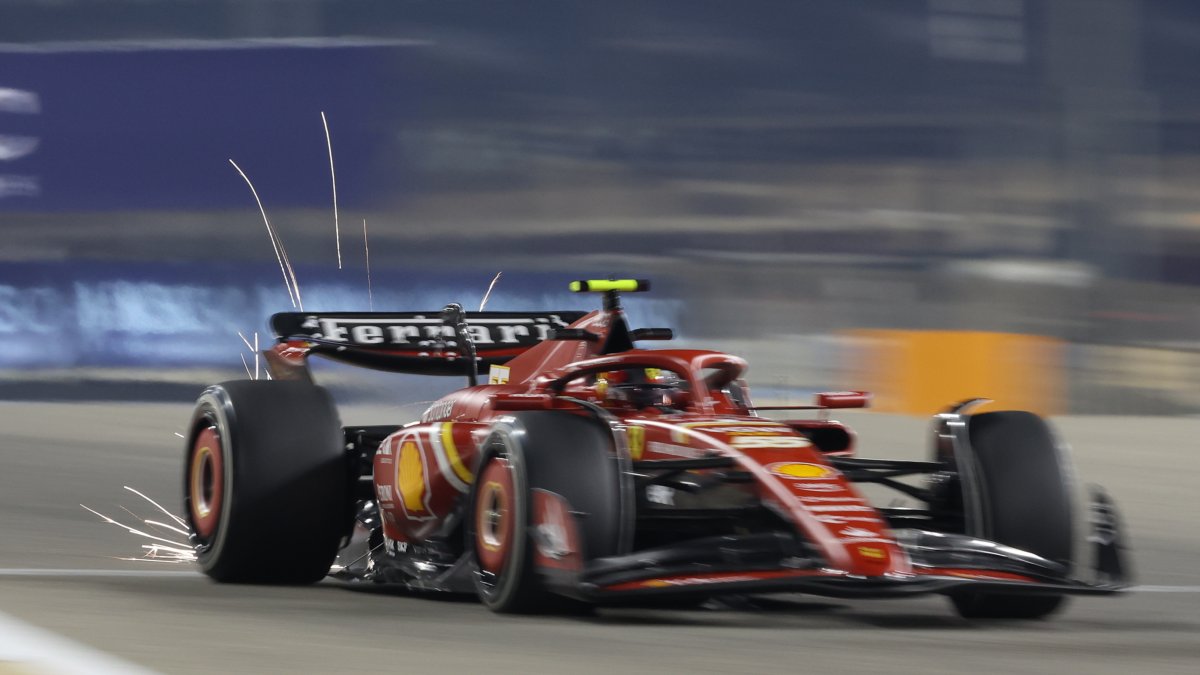 El piloto español de la Scuderia Ferrari, Carlos Sainz Jr, conduce su coche durante los test de pretemporada de la Fórmula Uno 2024 en Bahréin.