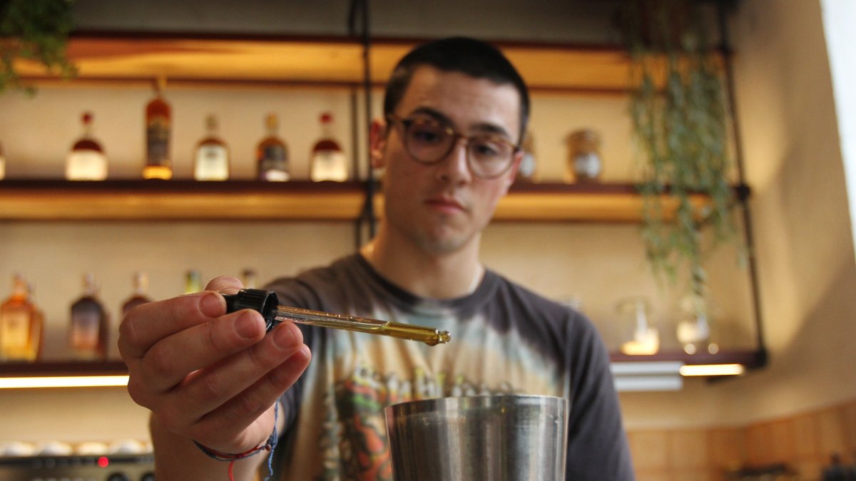 Combinación. Bebida de guayusa con gotas de aceite de CBD, en Bhumi.