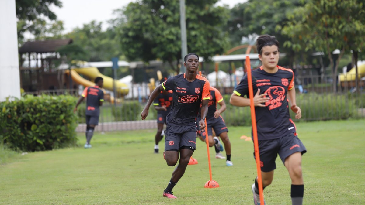 El juvenil Allen Obando (c) delantero de Barcelona.