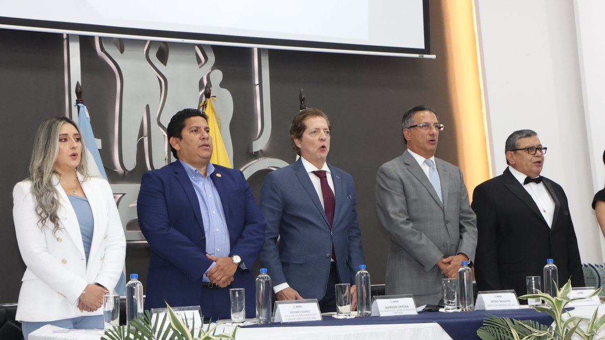 Milena Charfuelan, subdirectora general del IESS desde la anterior administración, es ahora también directora general encargada. En la foto de octubre de 2023, junto a otras autoridades.