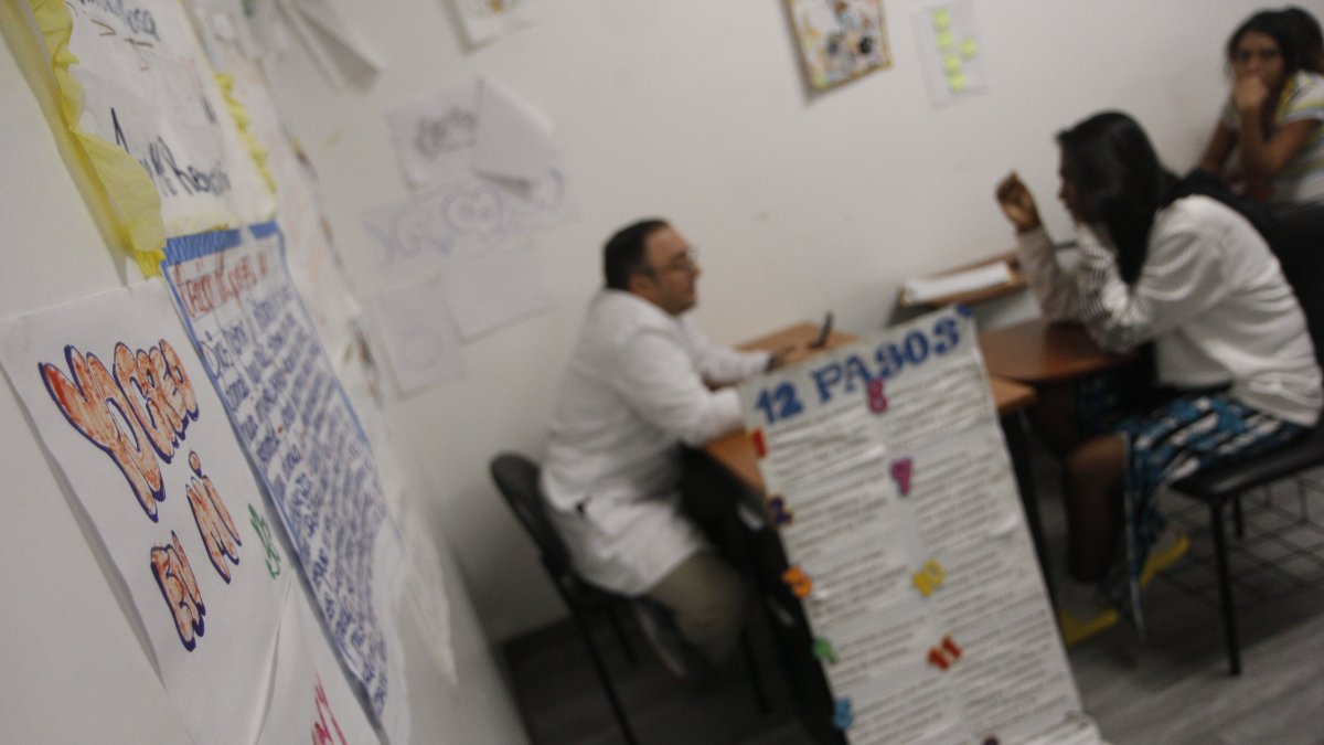 Los especialistas atienden a las personas que buscan rehabilitación