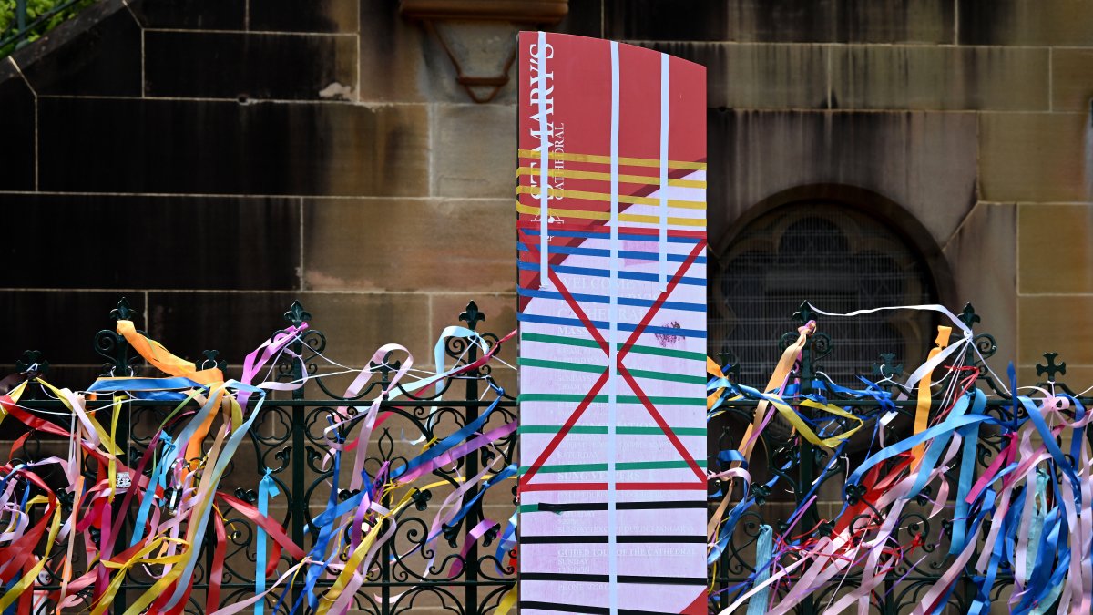 Cintas coloridas atadas por partidarios de sobrevivientes de abusos del clero se ven en la Catedral de Santa María en Sídney, Australia.