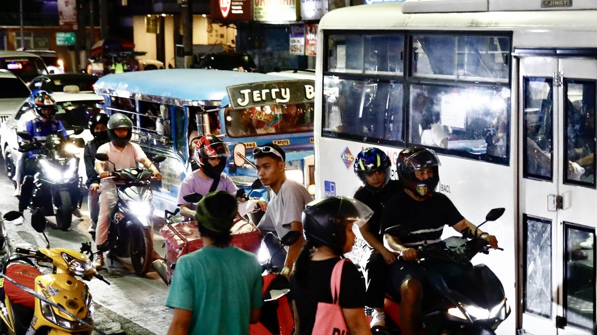 Los accidentes de tráfico mortales son habituales en Filipinas, donde los conductores a menudo incumplen las normas y los vehículos suelen estar mal mantenidos o sobrecargados.