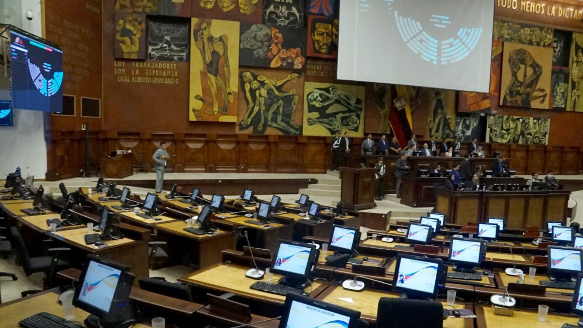 Abandono. A media sesión, el correísmo se fue. El bloque oficialista lo secundó y el Pleno quedó sin cuórum.