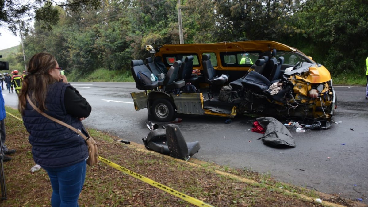 Un niño falleció y otras 7 personas resultaron heridas en el choque entre una furgoneta y un tráiler en la av. Simón Bolívar.