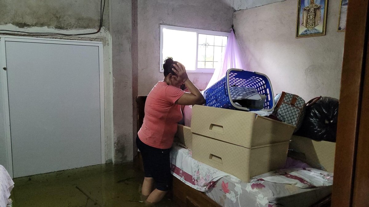 Persona afectada por lluvias en Babahoyo.