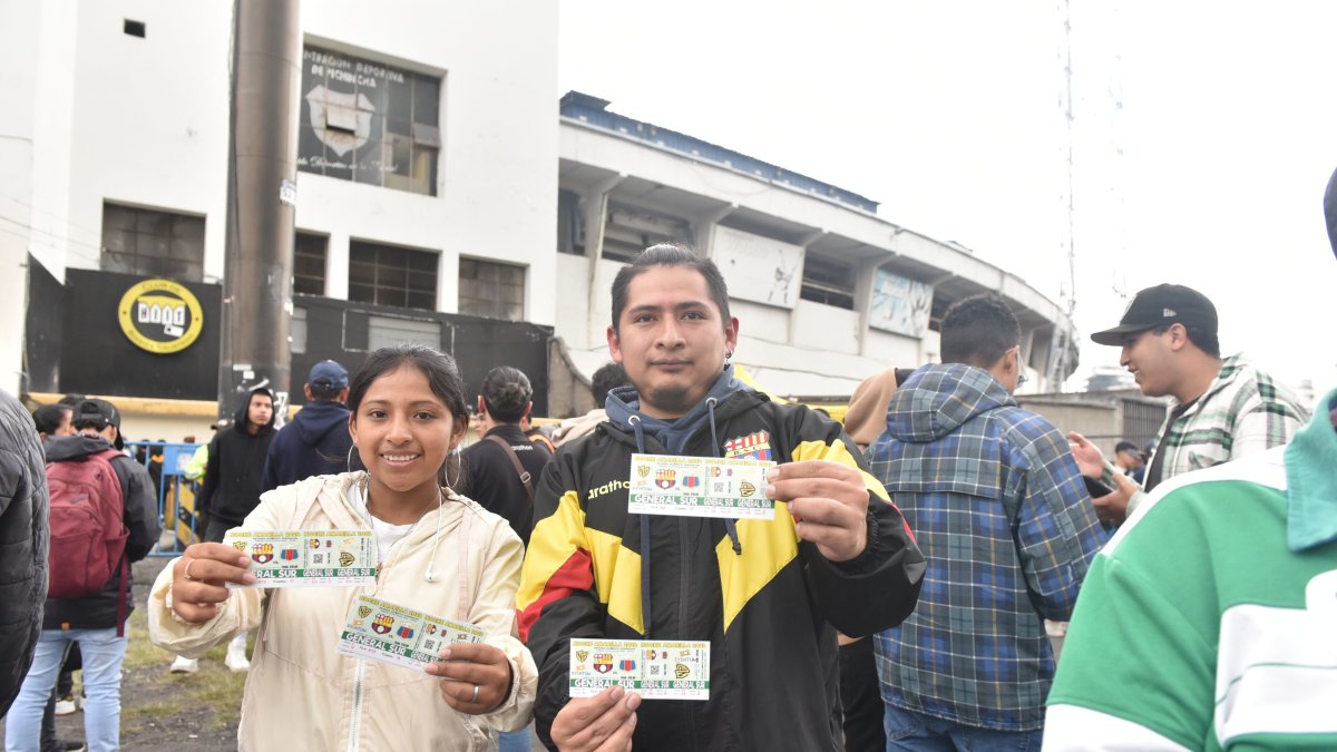 Los hinchas del Ídolo salieron felices con sus entradas para la Noche Amarilla.
