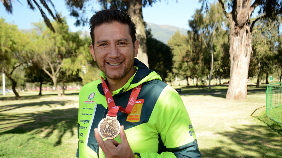 Sebastián Guayasamín con la medalla que obtuvo en el rally Dakar de 2024.