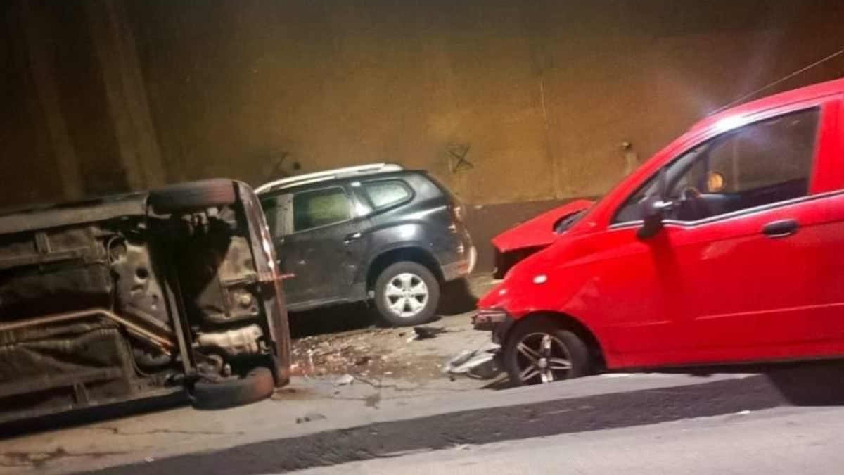 Tres autos están involucrados en el siniestro.