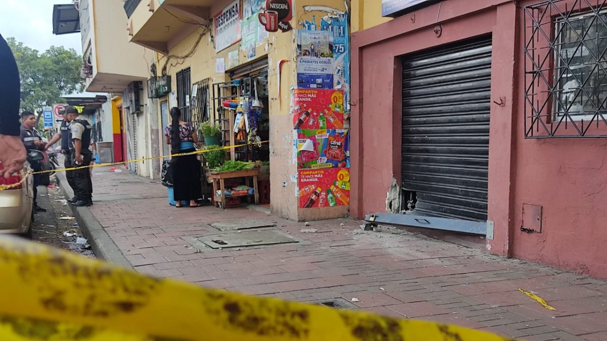 Miembros policiales llegaron hasta el lugar y lo acordonaron.