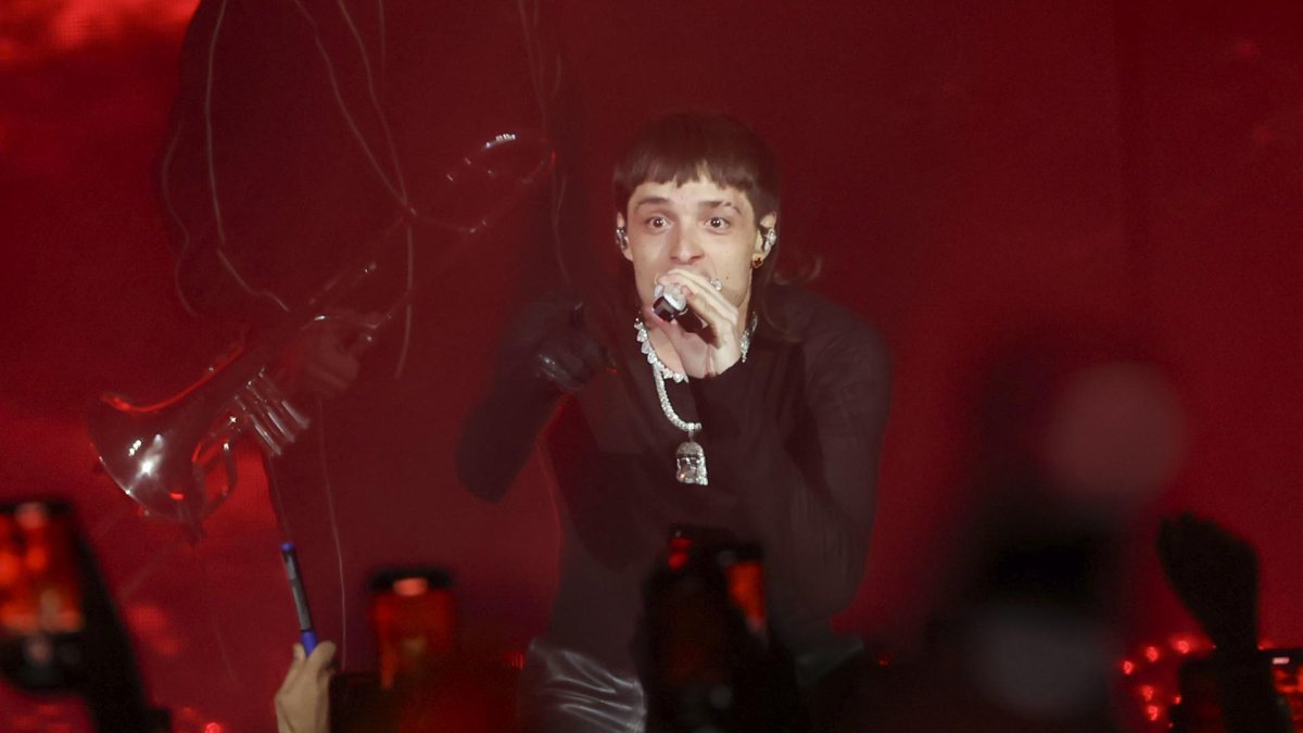 Fotografía de archivo en la que se registró al cantante mexicano Peso Pluma, durante un concierto, en el WiZink Center, en Madrid (España).