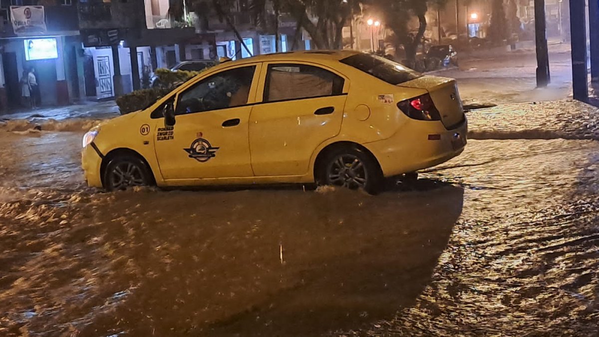 Como cascada empezó a rodar agua por las calles del cantón.