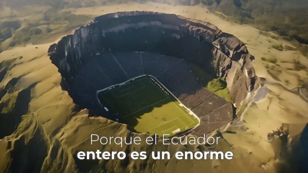 Una de las imágenes que aparecen en el audiovisual, muestra un estadio de fútbol instalado en el cráter de un volcán.