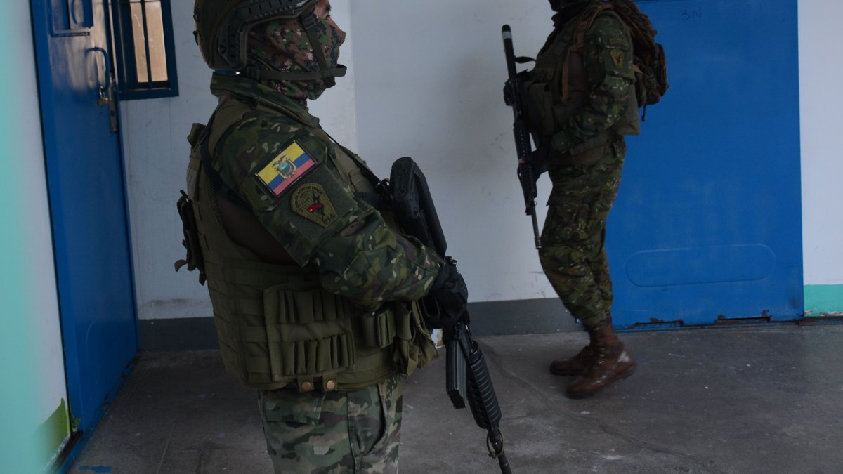 La cárcel de Cotopaxi está bajo el control de los militares. Allí, tres presos escaparon del área de máxima seguridad.
