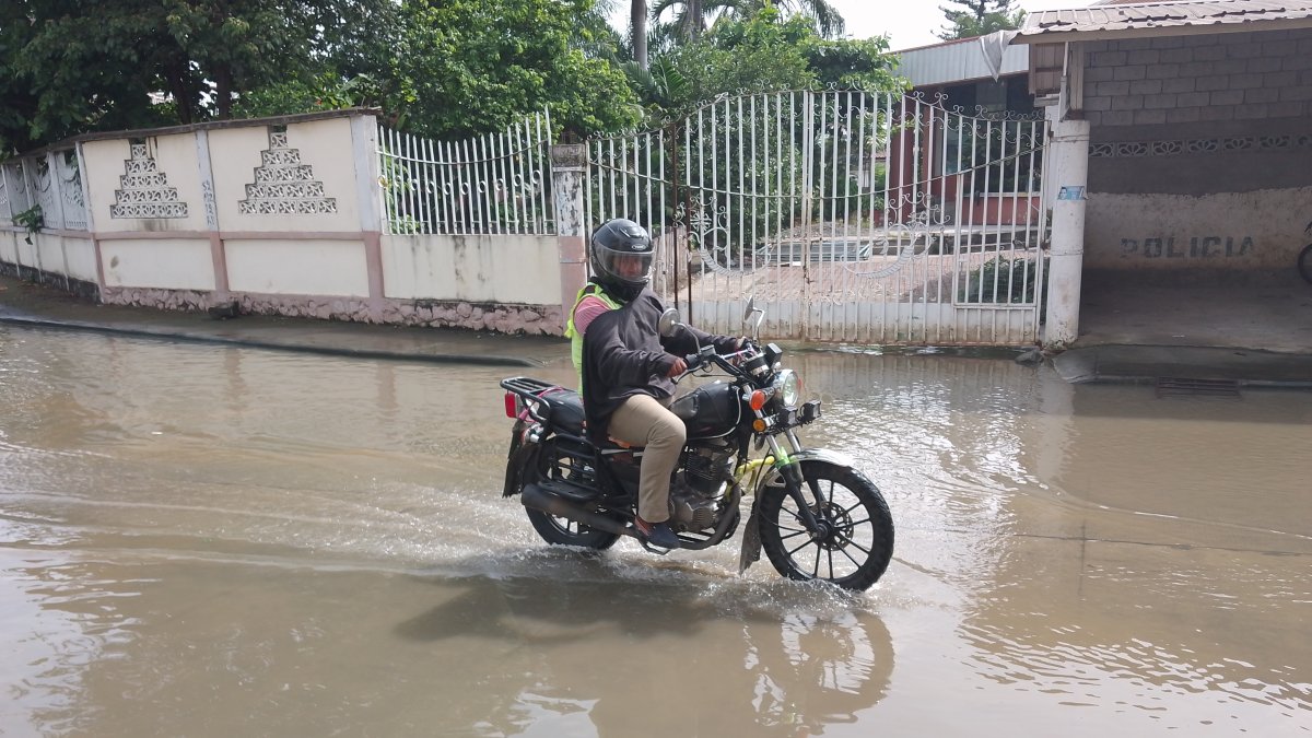 Las calles de la parroquia se encuentran inundadas.