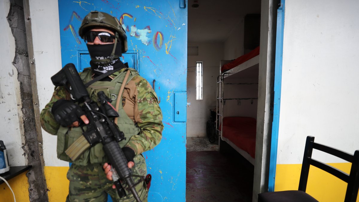 Un soldado custodia el acceso a una celda de la cárcel de Cotopaxi.
